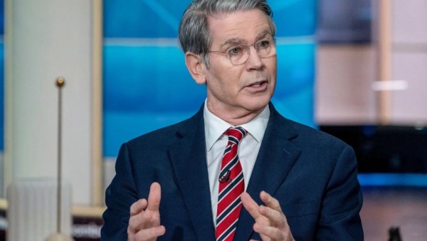 وزير الخزانة الأمريكي يحذر الأوروبيين من الرد على تهديدات ترامب بشأن غرينلاند