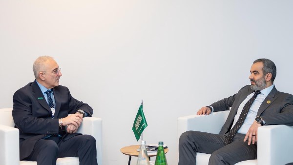 وزير الاتصالات السعودي يبحث تعزيز الشراكات التقنية في البنية التحتية الرقمية والذكاء الاصطناعي