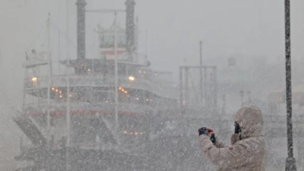 عاصفة ثلجية تضرب أمريكا وتخفض إنتاج النفط والغاز بمئات الآلاف من البراميل يومياً