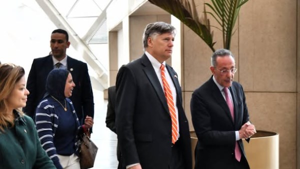 بالصور.. نائب وزير الخارجية الأمريكي ونظيره الطاجيكي يزوران المتحف المصري الكبير