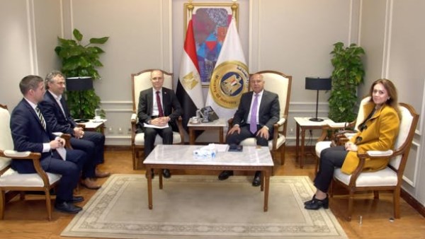 وزير الصناعة والنقل يجتمع بسفير بلغاريا وشركة سين كارز لبحث تصنيع السيارات الكهربائية في مصر