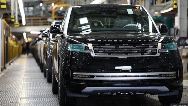 تراجع صناعة السيارات البريطانية في 2025 وسط تحديات تجارية وتحولات هيكلية