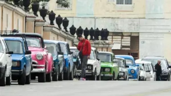 طوابير الوقود في كوبا تتصاعد بعد توقيع ترامب رسومًا عقابية تهدد الاقتصاد