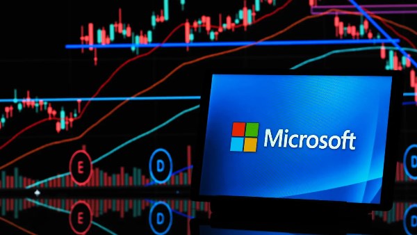  أكبر انخفاض يومي له منذ عام 2020.. محللون يفسرون أسباب هبوط سهم مايكروسوفت 