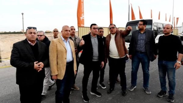 بالصور.. وزير الإسكان يتفقد مشروعات تطوير الطرق والمحاور الرئيسية والمداخل بمدينة الشيخ زايد 