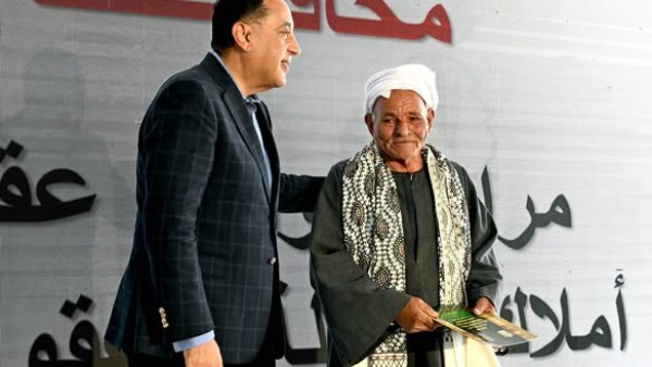 رئيس الوزراء يسلم عقود وحدات سكنية لمستفيدين في حي جنوب المنيا