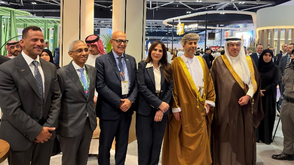 وزيرة الإسكان في جناح الأهلي صبور بأكتوبر العمران في مسقط