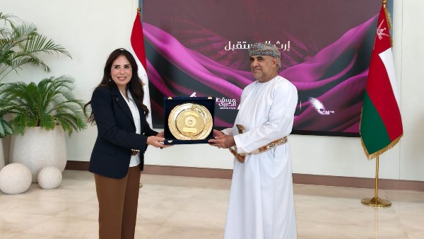 وزيرة الإسكان المصرية ونظيرها العماني
