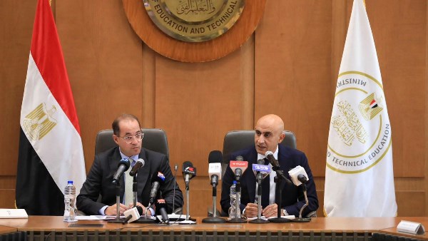 وزيرا التعليم والمالية 