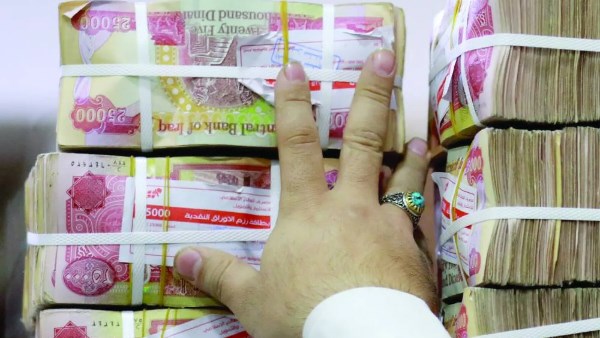 الحرب على إيران تضغط على إيرادات العراق.. خفض سعر صرف الدينار إلى 1520 مقابل الدولار