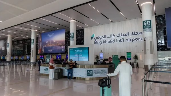السعودية.. مطار الملك خالد يدعو المسافرين للتحقق من رحلاتهم قبل التوجه إليه