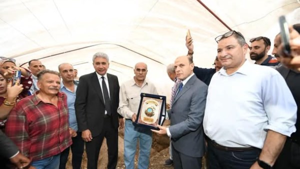 بعد اكتشاف تمثالين ملكيين.. وزير السياحة يكرّم مواطنًا بقرية بهبيت الحجارة