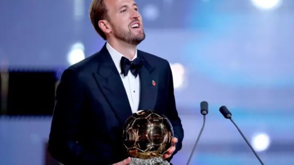 هاري كين يتوج بالكرة الذهبية 2026 بعد موسم استثنائي مع بايرن ميونيخ