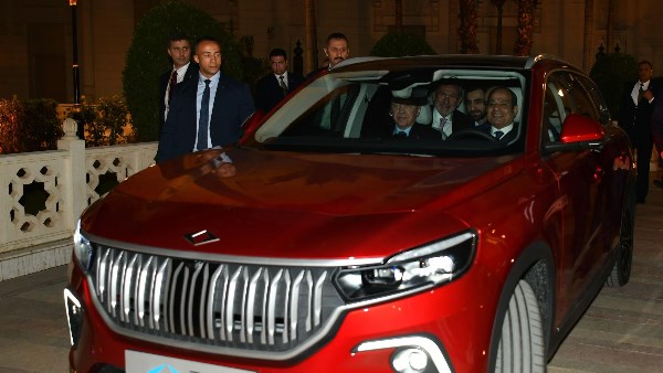 أردوغان يهدي السيسي سيارة كهربائية خلال زيارته لمصر