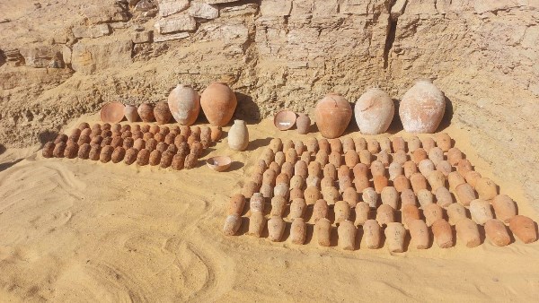 مجموعة من المقابر الصخرية بقبة الهواء بأسوان