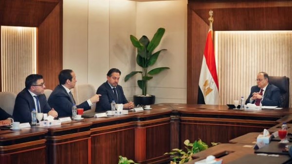 رئيس هيئة الدواء يبحث مع شركة أبوت خطط توطين الصناعة الدوائية في مصر