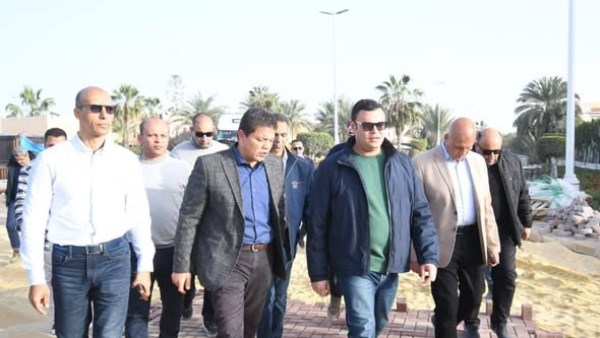 بالصور.. وزير الإسكان يتفقد الشاليهات والفيلات بمشروع "مارينا ٨" وتطوير مدخل مارينا 5