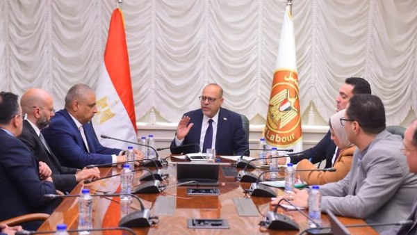 وزير العمل يعزّز الشراكة مع “ليوني مصر” العالمية لتصنيع كابلات وضفائر السيارات