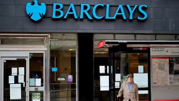 بنك باركليز البريطاني يقلص الوظائف في لندن ويعتمد الذكاء الاصطناعي لتعزيز العمليات