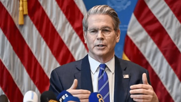 وزير الخزانة الأمريكي يحذر من تأثير قرار المحكمة العليا على الرسوم ويؤكد استقلالية الفيدرالي