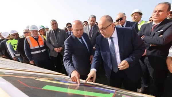 وزير النقل يتفقد مشروعات تطوير ميناء دمياط ويؤكد الالتزام بالجداول الزمنية
