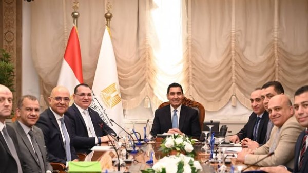 وزير الشباب والرياضة يناقش سبل تطوير منظومة الطب الرياضي