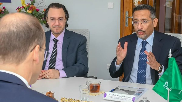 وزير الصناعة السعودي يبحث توطين صناعة اللقاحات والأدوية الحيوية مع شركة عالمية