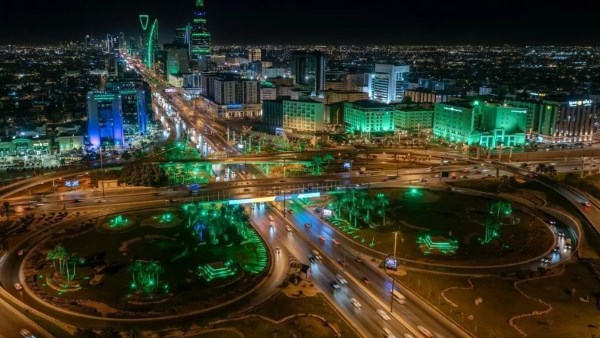 صور.. أكثر من 5 آلاف إنارة جمالية تزين طرق الرياض احتفاءً بيوم التأسيس السعودي