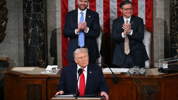 بينها خفض أسعار الفائدة لحل أزمة الإسكان.. أبرز ما جاء في خطاب حالة الاتحاد للرئيس الأمريكي ترامب 