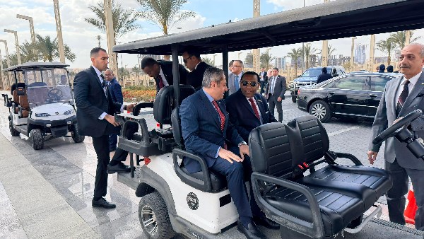 المهندس خالد عباس يصطحب رئيس الوزراء السوداني والوفد المرافق في جولة تفقدية بالعاصمة الجديدة