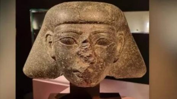 رأس تمثال حجري مصنوع من حجر الجرانوديوريت