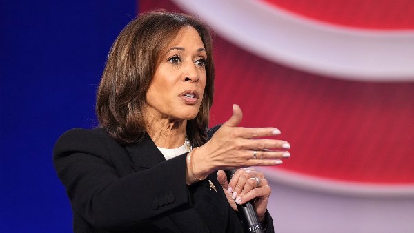 كامالا هاريس: ترامب يجرّ الولايات المتحدة إلى حرب لا يريدها الشعب الأمريكي