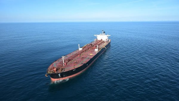 هجوم يستهدف ناقلة نفط قبالة سواحل عُمان وإصابة عدد من أفراد الطاقم