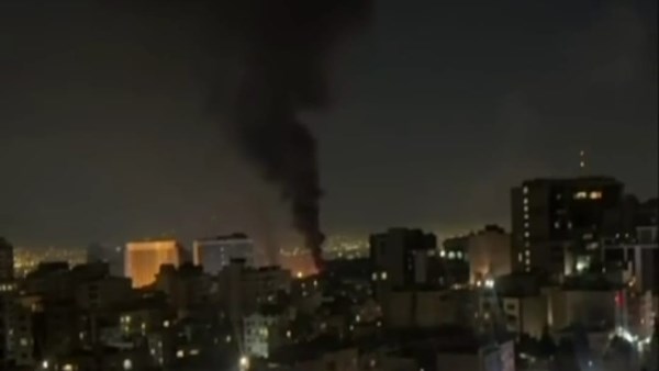 التلفزيون الرسمي الإيراني يتعرض لضربات بعد انفجارات قوية في طهران