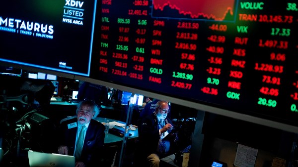 اضطراب الأسواق العالمية مع تراجع الأسهم وارتفاع النفط والذهب