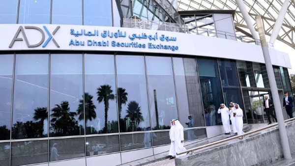 سوق أبوظبي للأوراق المالية يرفع الحد الأدنى للحركة إلى 5% ويفعّل آلية فصل التداول للحد من التذبذب