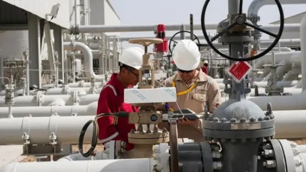 بسبب التوترات.. شركات نفط عالمية تُجلي موظفيها الأجانب من العراق إلى الكويت 