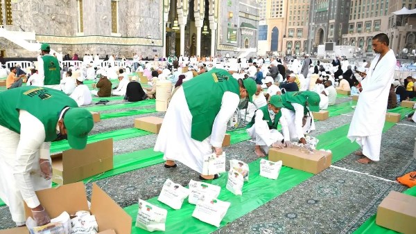 أكثر من مليون وجبة إفطار يوميًا لضيوف الرحمن عبر منصة إحسان في الحرمين