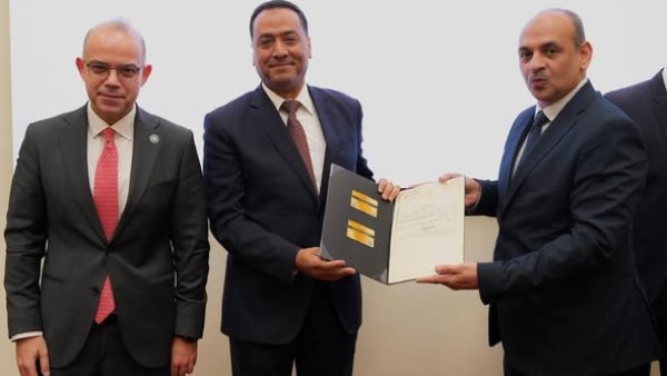 وزير الاستثمار يُسلم رخص ذهبية لـ 8 مشروعات مصرية وأجنبية وعربية