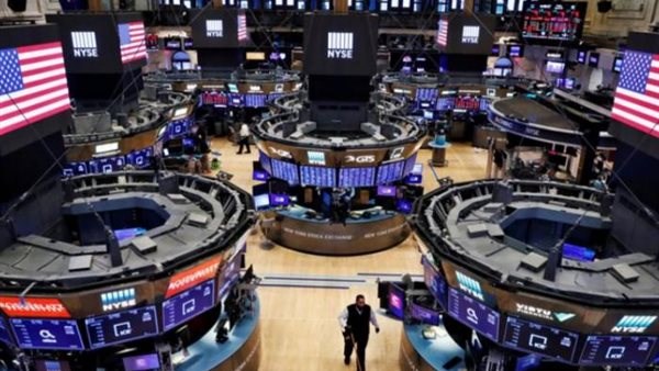 تراجع أسعار النفط يدفع الأسهم الأمريكية للصعود مع آمال بانفراجة في هرمز