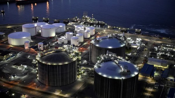 المصافي الهندية تتهيأ لاستئناف شراء النفط الإيراني بعد رفع العقوبات الأمريكية