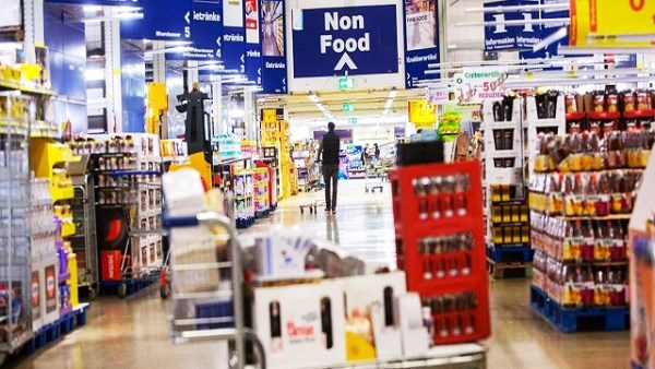 تباطؤ إنفاق المستهلكين يضغط على مبيعات التجزئة في بريطانيا