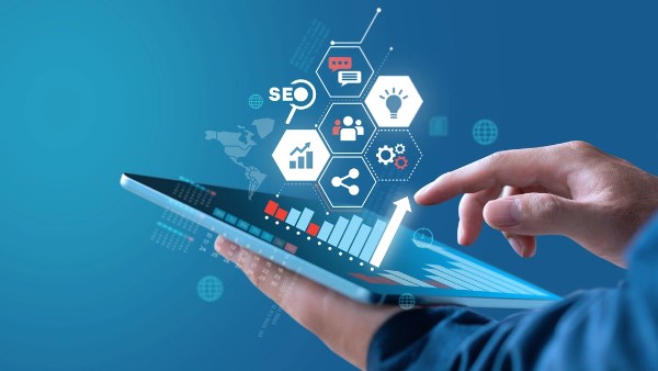 السفير الأمريكي يدعو أوروبا لتخفيف قيودها على شركات التكنولوجيا 