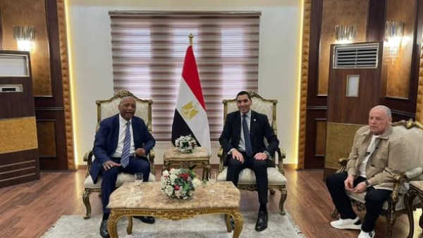 رئيس الكاف ينقل رسالة اعتزاز وتقدير من رئيس جنوب أفريقيا إلى الرئيس السيسي  