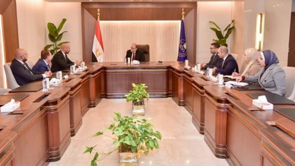 الدواء المصرية تبحث مع أسترازينيكا تعزيز توطين الصناعة الدوائية ودعم التوسع في الأسواق الإفريقية