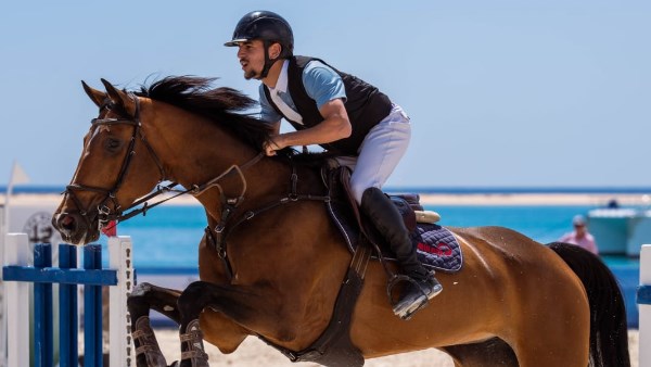 «السياحة» ترعى بطولتي كأس العالم للسباحة في المياه المفتوحة وكأس مصر للفروسية بـ «سوما باي»