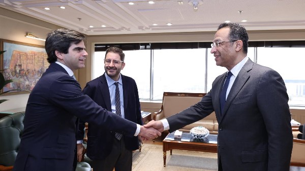 وزير الاتصالات