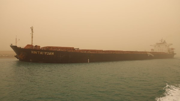 السفينة الصينية التي تعرضت لعطل فني