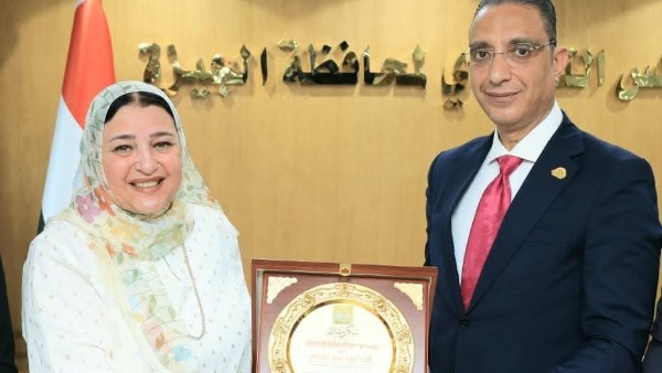 محافظ الجيزة يكرم الدكتورة عبير عصام 