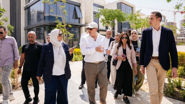 المهندس عمرو سليمان خلال جولة في مشروعات ماونتن ڤيو 